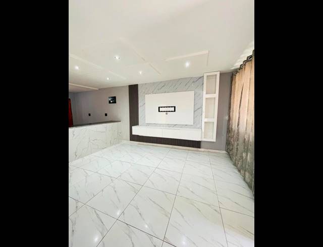 2 BEDROOM HOUSE FOR SALE IN KWAMASHU